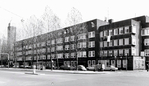 De gevelrij van Kruyswijk met kerk en woningen nog intact
<br/>
Arsath Ro'is, Beeldbank Stadsarchief, 1973